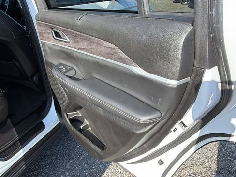 Used 2023 Jeep Grand Cherokee L Limited w/ Luxury Tech Group II image 18