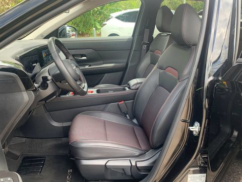 Used 2025 Nissan Kicks SR FWD image 9