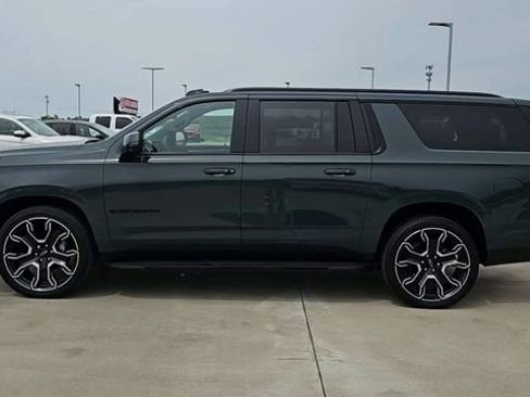 New 2026 Chevrolet Suburban RST AWD/4WD image 5
