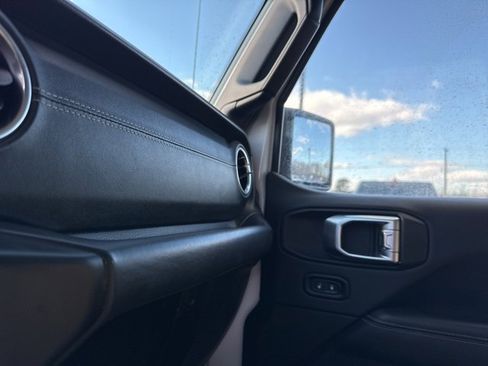 Used 2018 Jeep Wrangler Unlimited Sahara image 27