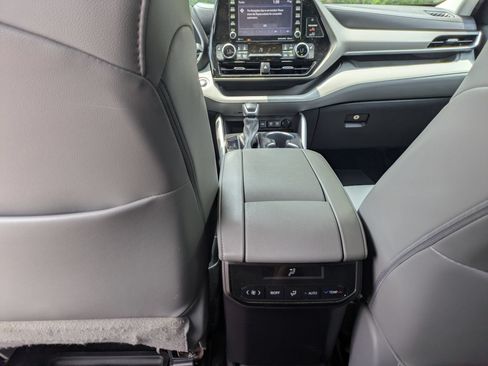 Used 2021 Toyota Highlander XLE FWD image 27