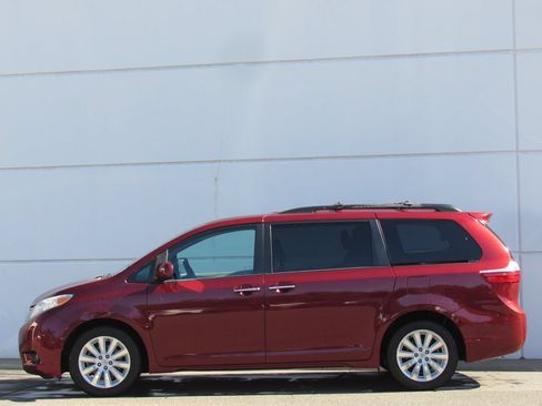Used 2015 Toyota Sienna XLE w/ XLE Navigation Package AWD/4WD image 4