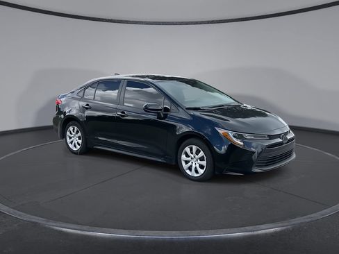 Used 2025 Toyota Corolla LE FWD image 2
