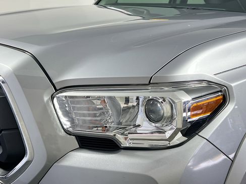 Used 2020 Toyota Tacoma SR5 w/ SR5 Appearance Package (SM) image 11