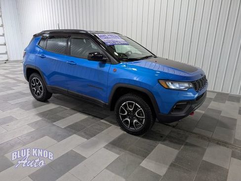 Used 2025 Jeep Compass Trailhawk AWD/4WD image 5