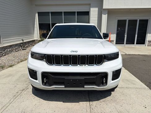 Used 2023 Jeep Grand Cherokee Overland AWD/4WD image 3