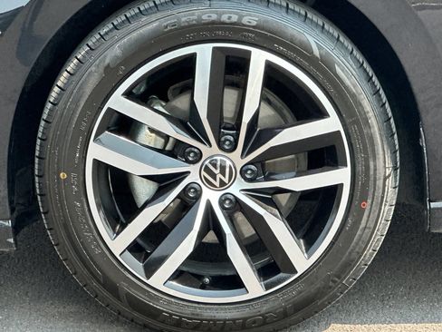 Used 2025 Volkswagen Jetta SE FWD image 30