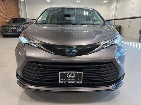 Used 2021 Toyota Sienna LE FWD image 2