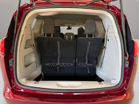 Used 2023 Chrysler Voyager LX FWD image 13