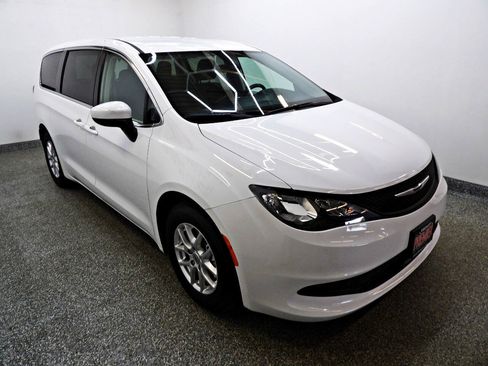 Used 2021 Chrysler Voyager LX FWD image 3