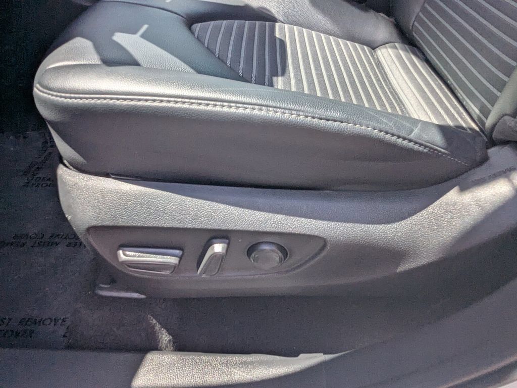 Used 2024 Toyota Highlander XSE FWD image 7