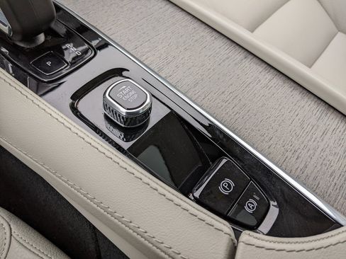 Certified 2025 Volvo XC90 T8 Plus w/ Protection Package Premier image 20