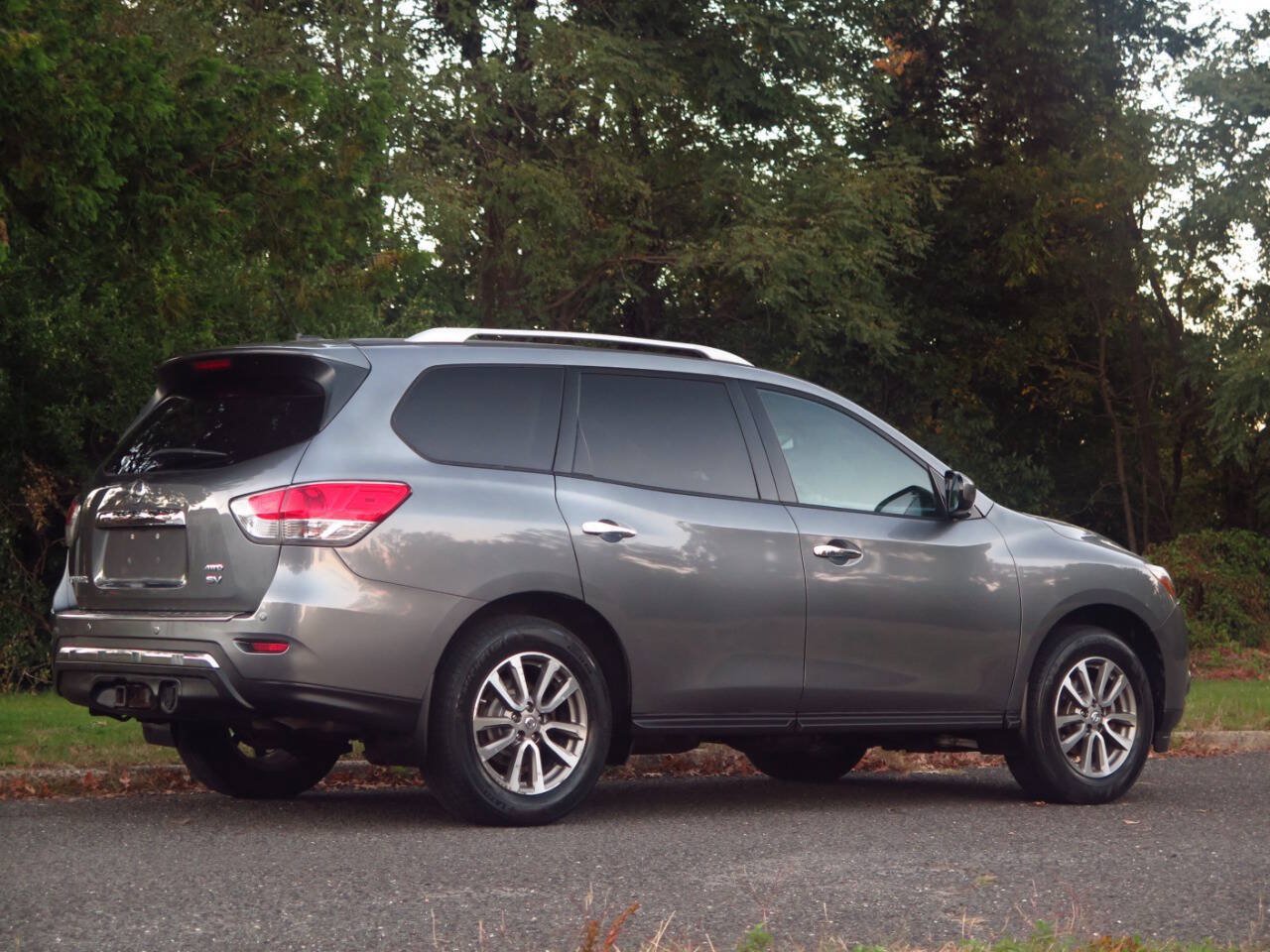 Used 2015 Nissan Pathfinder SV w/ Trailer Tow Package FWD image 4