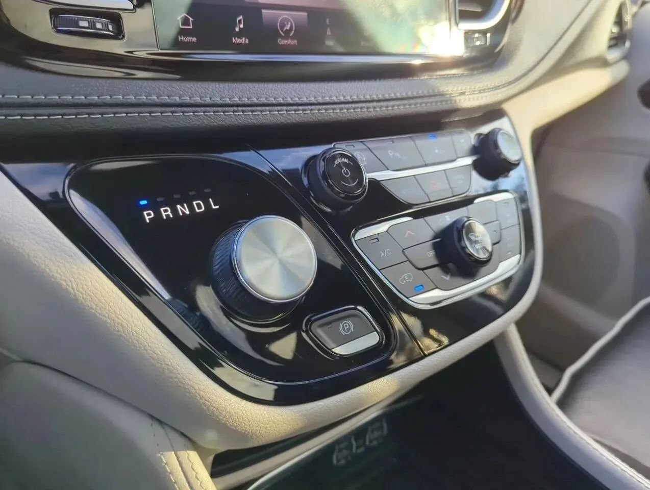 Used 2023 Chrysler Pacifica Limited FWD image 21