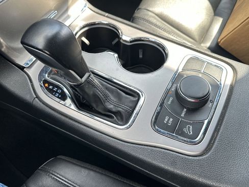 Used 2022 Jeep Grand Cherokee Limited w/ Tech Group AWD/4WD image 19