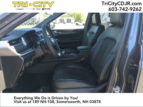 New 2025 Jeep Grand Cherokee L Laredo image 9