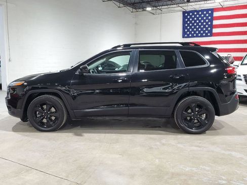 Used 2018 Jeep Cherokee Latitude w/ Altitude Package image 13