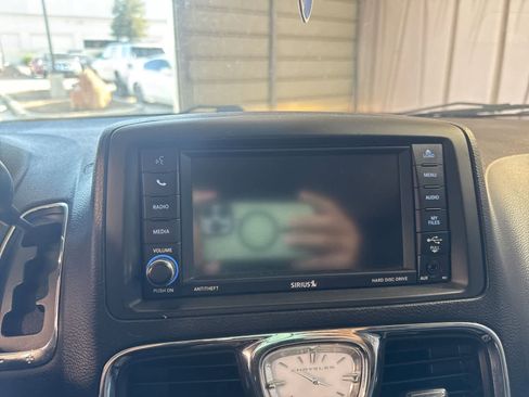 Used 2016 Chrysler Town & Country Touring w/ Driver Convenience Group FWD image 25