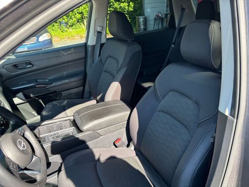 Used 2025 Nissan Pathfinder SV FWD image 25