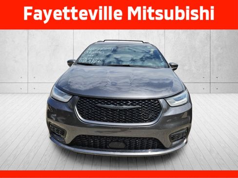 Used 2021 Chrysler Pacifica Touring-L w/ Uconnect Theater Family Group FWD image 4