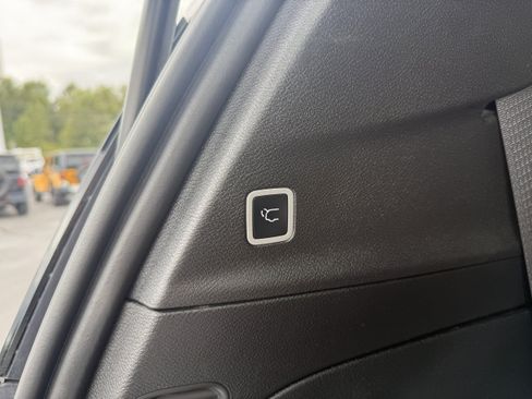 Used 2025 Chrysler Pacifica Select FWD image 43