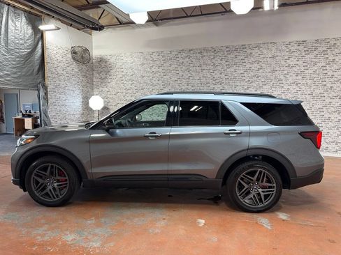 Used 2025 Ford Explorer ST-Line w/ ST-Line Street Pack AWD/4WD image 4