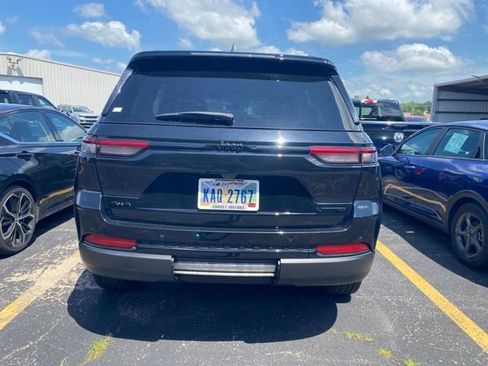 Used 2023 Jeep Grand Cherokee Limited w/ Black Appearance Package AWD/4WD image 10