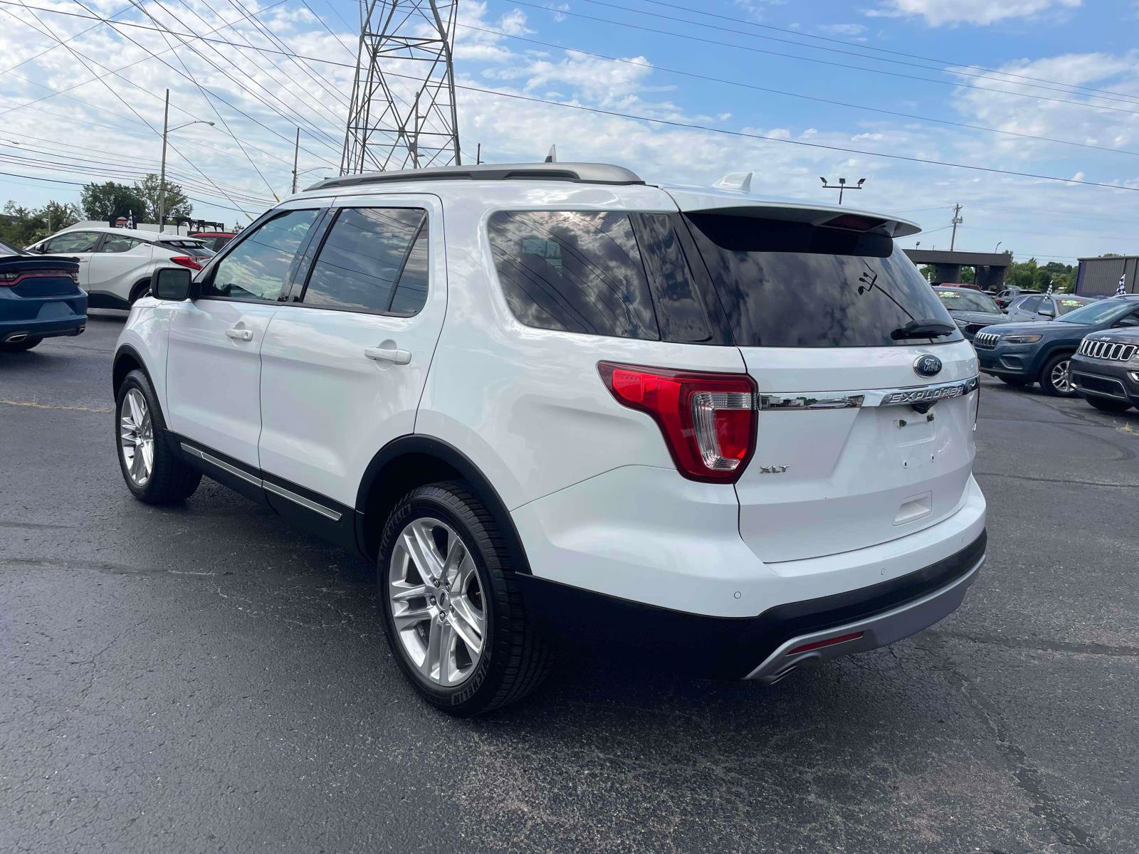 Used 2017 Ford Explorer XLT w/ Equipment Group 202A AWD/4WD image 5