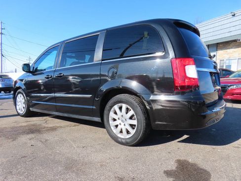 Used 2014 Chrysler Town & Country Touring image 3