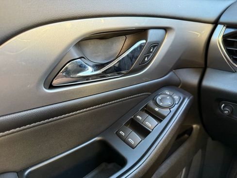 Used 2023 Chevrolet Traverse LT image 15