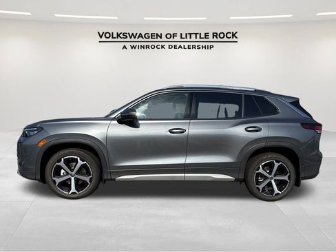 New 2025 Volkswagen Tiguan SE image 2