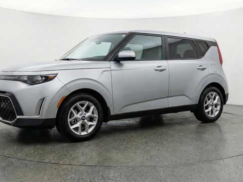 Used 2025 Kia Soul LX w/ LX Technology Package FWD image 3