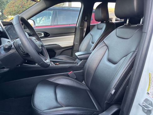 Used 2025 Jeep Compass Limited image 21