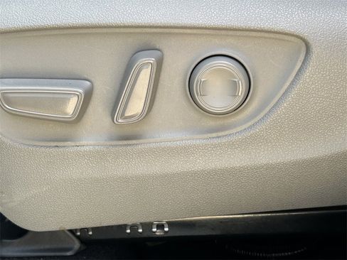 Certified 2023 Toyota Highlander XLE image 20