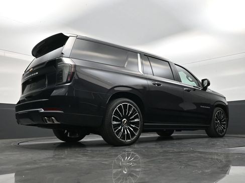 Used 2026 Chevrolet Suburban High Country AWD/4WD image 24