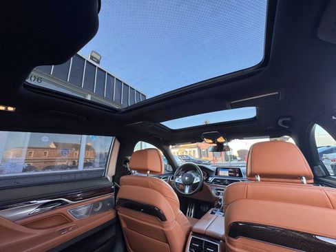 Used 2020 BMW 750i xDrive w/ Autobahn Package image 19