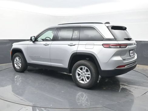 Used 2025 Jeep Grand Cherokee Laredo AWD/4WD image 3