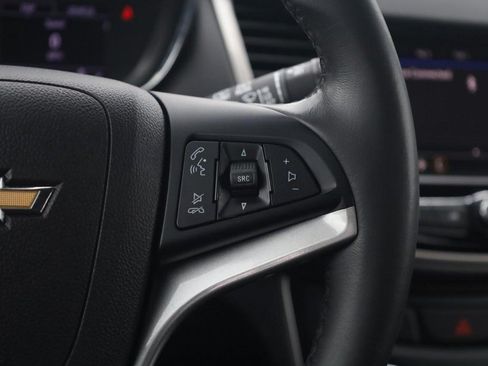 Used 2020 Chevrolet Trax LT w/ Sun & Sound Package FWD image 8