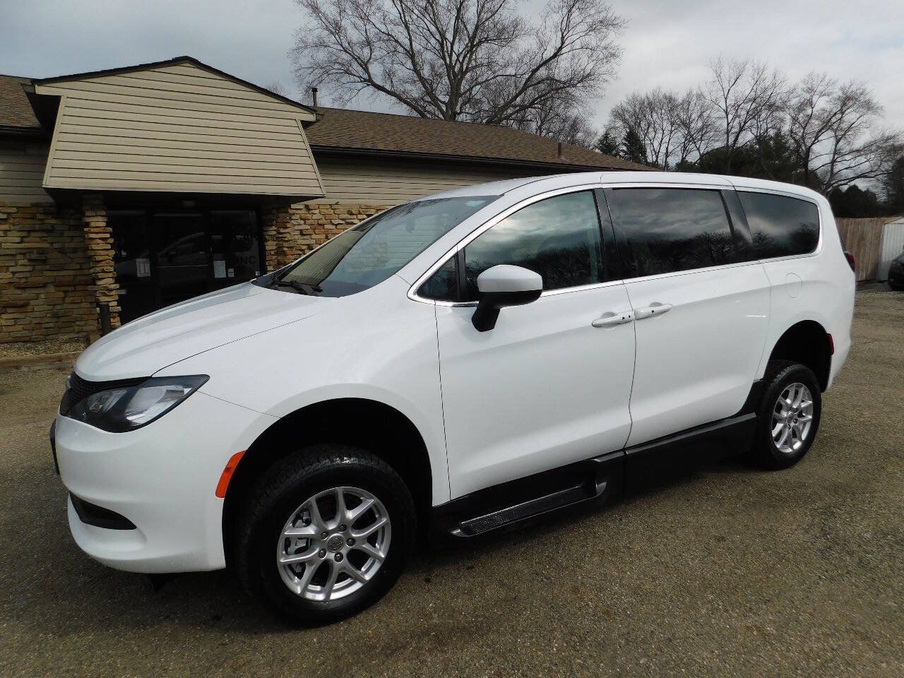 Used 2022 Chrysler Voyager LX FWD image 11