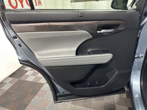 Used 2024 Toyota Highlander Platinum image 19
