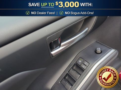 Used 2025 Toyota Highlander XLE FWD image 16