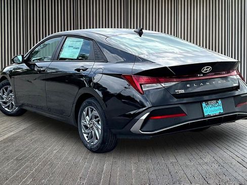 New 2026 Hyundai Elantra Hybrid FWD image 3