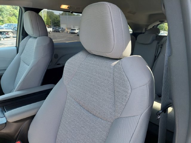 Used 2025 Toyota Sienna LE FWD image 6