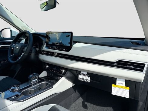 New 2025 Mitsubishi Outlander SE image 31