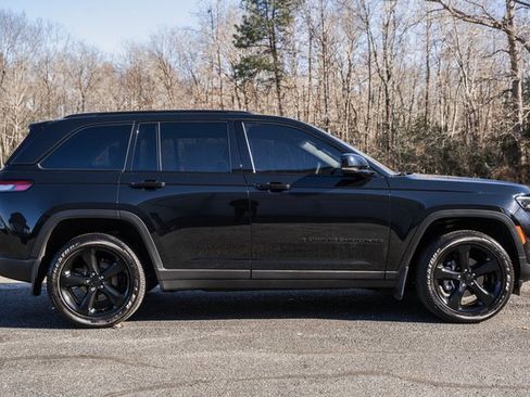 Used 2025 Jeep Grand Cherokee Altitude image 4