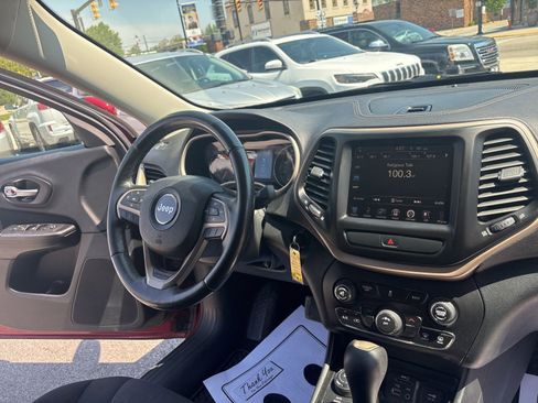 Used 2016 Jeep Cherokee Latitude w/ Cold Weather Group AWD/4WD image 19