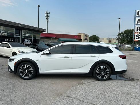 Used 2018 Buick Regal Essence w/ Driver Confidence Package #1 AWD/4WD image 2