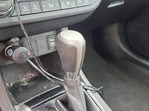 Used 2016 Toyota Corolla LE FWD image 9