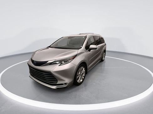 Used 2023 Toyota Sienna Platinum FWD image 4
