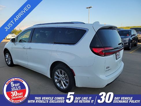 Used 2021 Chrysler Pacifica Touring-L w/ Premium & Safety Sphere Group AWD/4WD image 5